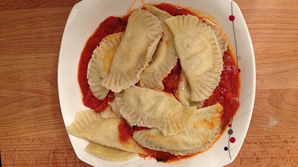 Hausgemachte Ravioli mit Quark - Käse - Kräuter - Füllung von floo
