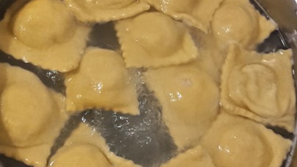 Hausgemachte Ravioli mit Quark - Käse - Kräuter - Füllung von floo