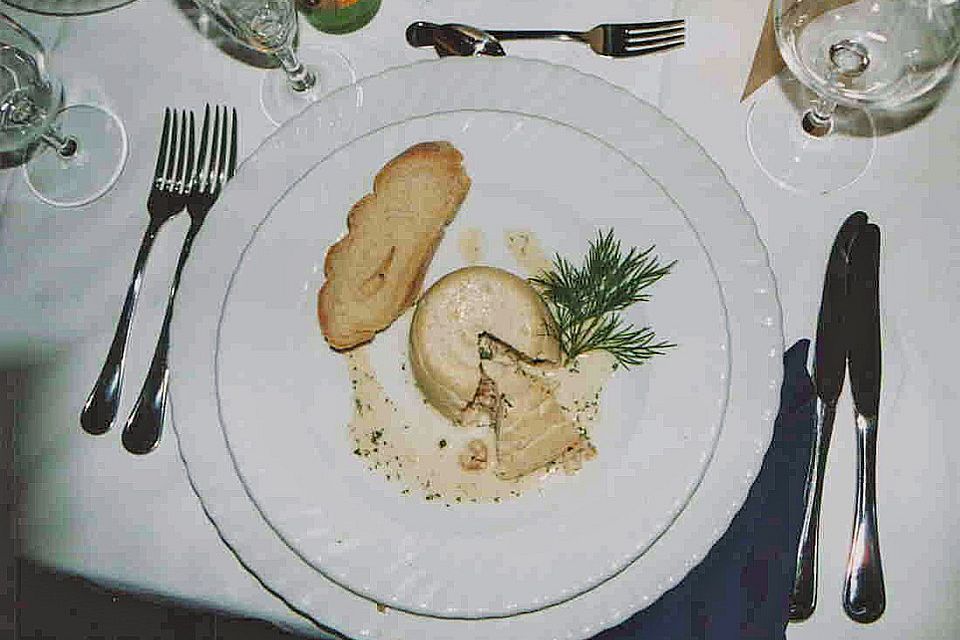 Soufflé von der Räucherforelle und Zander mit Nordseekrabben und Dillsauce