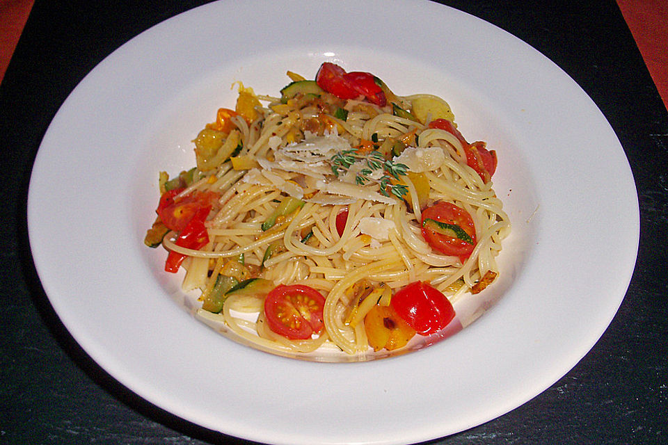 Pasta mit Kirschtomaten und Zucchini an Thymian