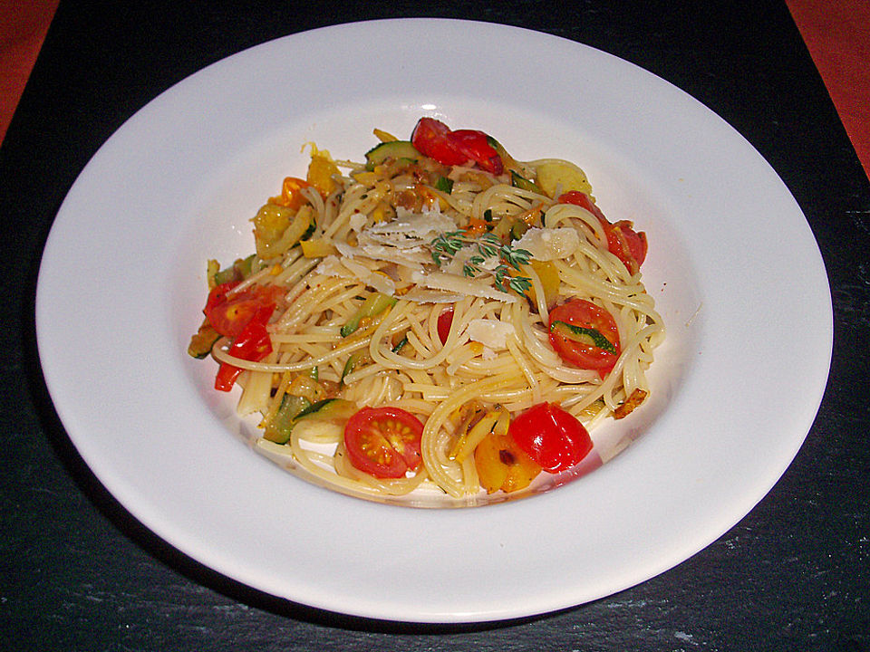 Pasta mit Kirschtomaten und Zucchini an Thymian von Kristina_SCG| Chefkoch