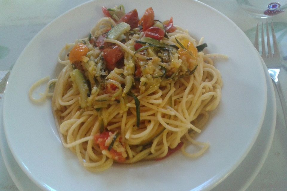 Pasta mit Kirschtomaten und Zucchini an Thymian