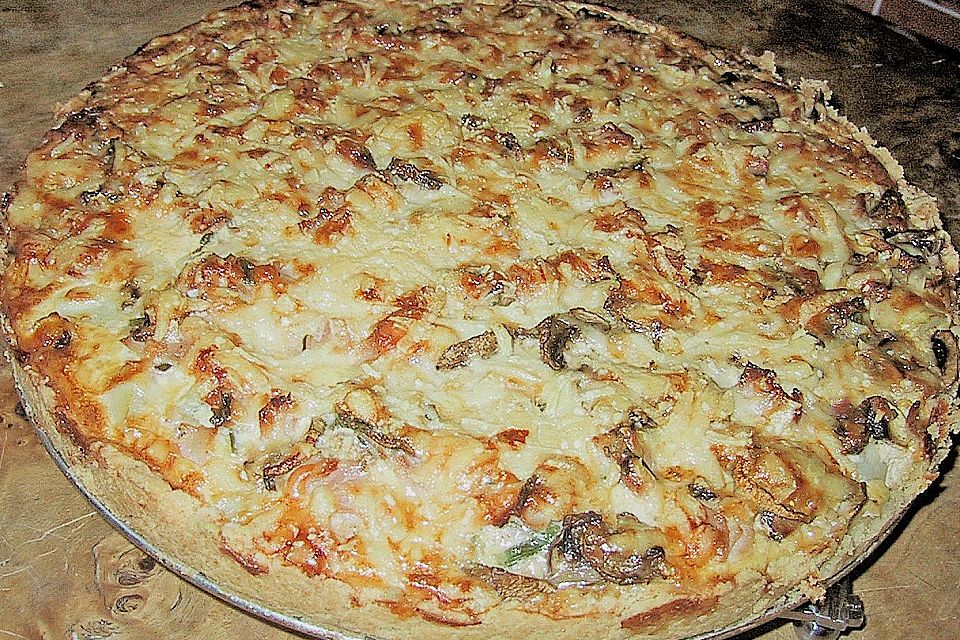 Spargelquiche mit Kochschinken, Champignons und Parmesan