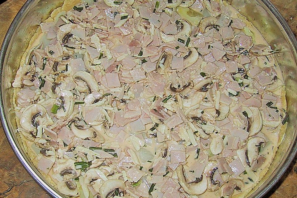 Spargelquiche mit Kochschinken, Champignons und Parmesan