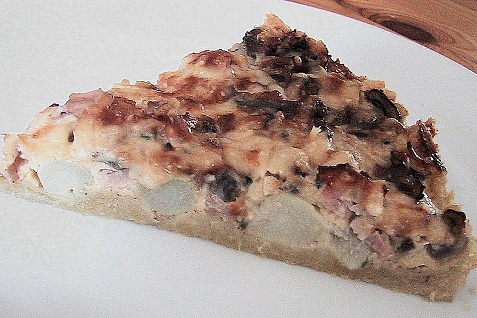 Spargelquiche mit Kochschinken, Champignons und Parmesan