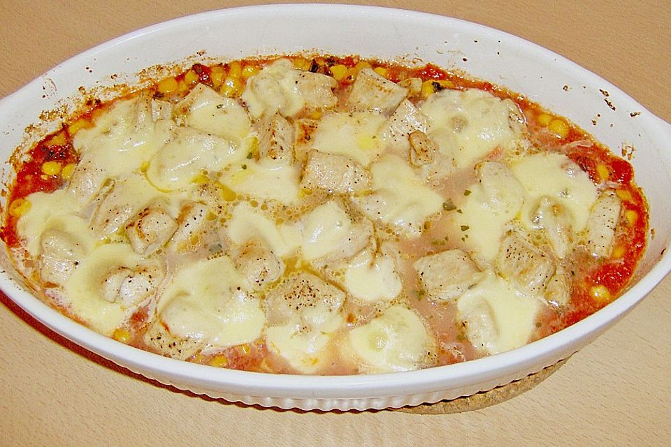 Überbackene Putenschnitzel mit Tomaten und Mais