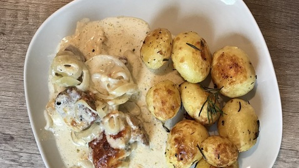 Schweinemedaillons, überbacken mit Zwiebel - Sahne - Sauce von happycook75 Schweinemedaillons, überbacken mit Zwiebel - Sahne - Sauce von happycook75