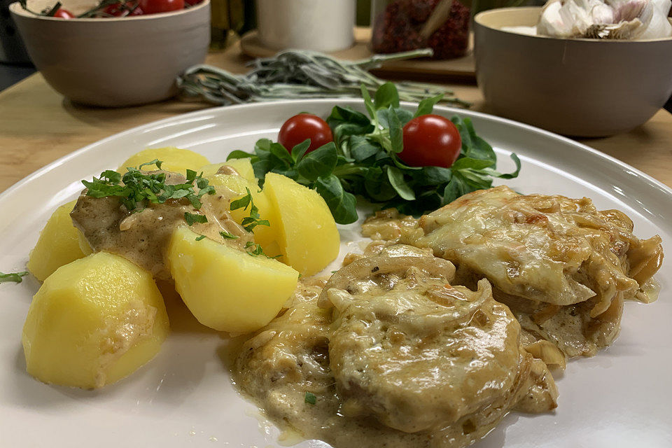 Schweinemedaillons, überbacken mit Zwiebel - Sahne - Sauce