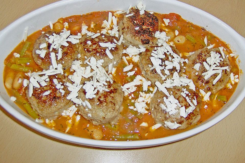 Frikadellen mit Feta - Füllung auf Bohnengemüse