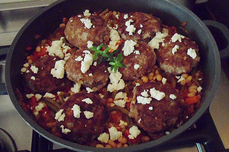 Frikadellen mit Feta - Füllung auf Bohnengemüse