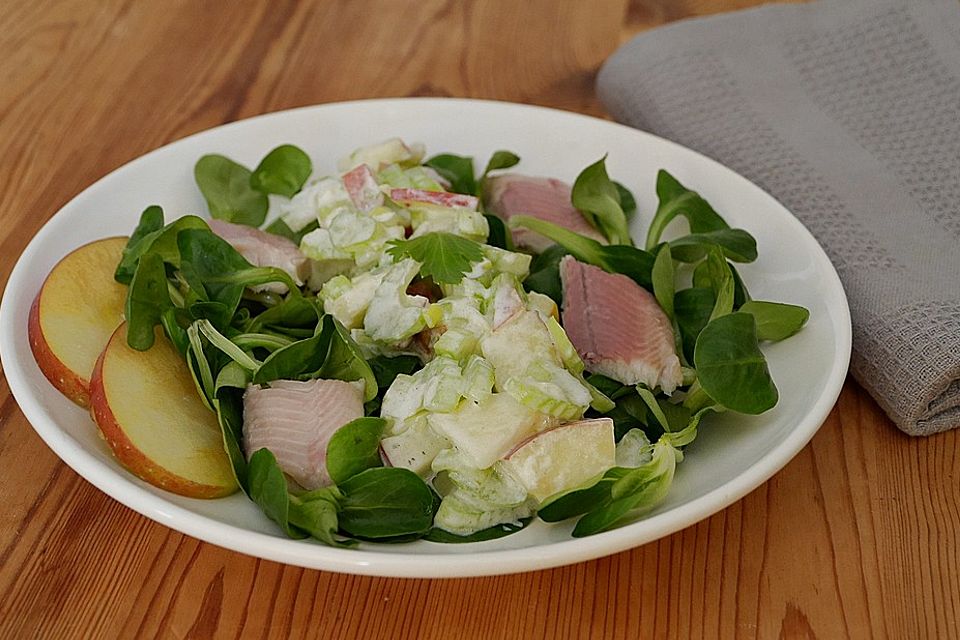 Räucherforellensalat mit Apfel und Staudensellerie