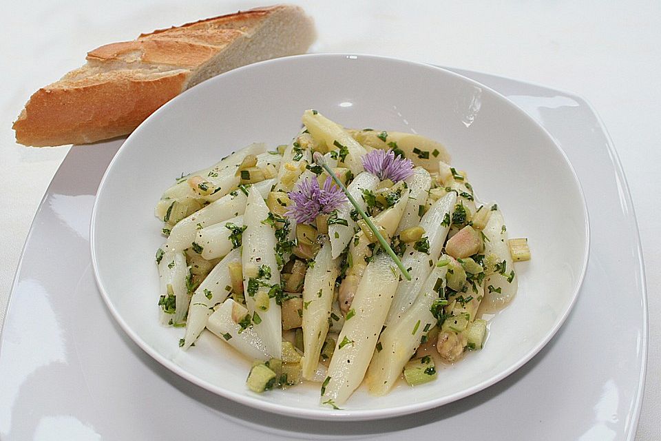 Spargelsalat mit Rhabarberdressing