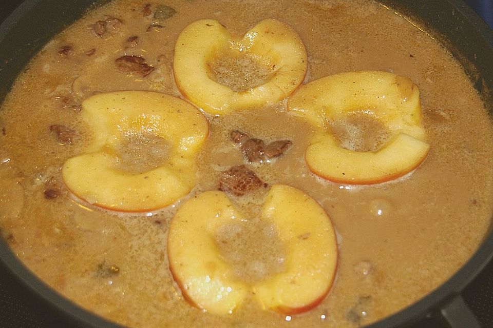 Lammragout mit Äpfeln und Steinchampignons