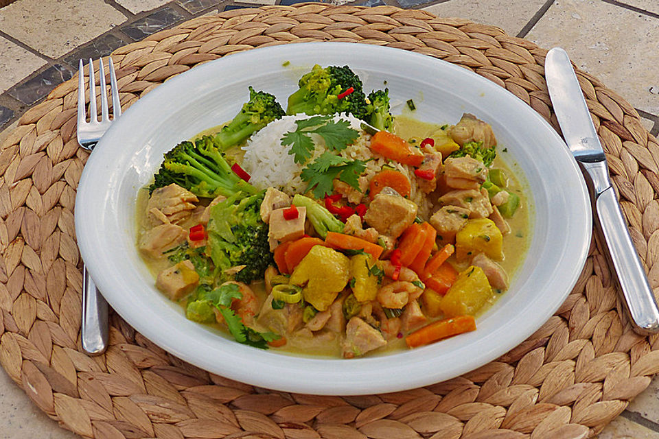 Rotes Thai - Curry mit Lachs und frischer Ananas