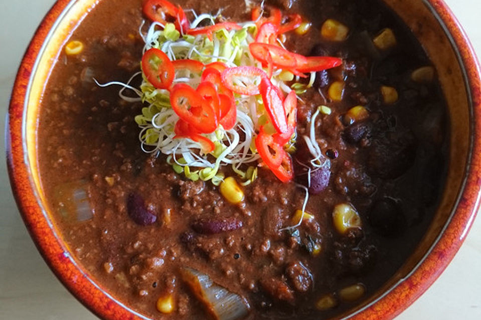 Chili con carne mit viererlei Chilisorten und Schokolade