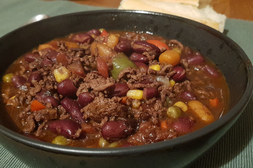 Chili con carne mit viererlei Chilisorten und Schokolade