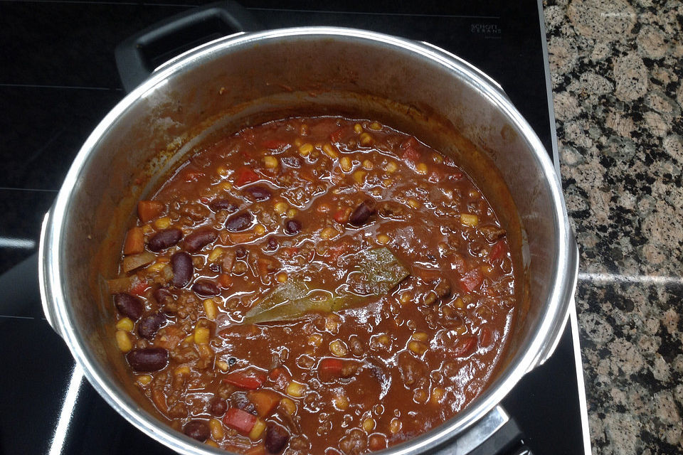 Chili con carne mit viererlei Chilisorten und Schokolade