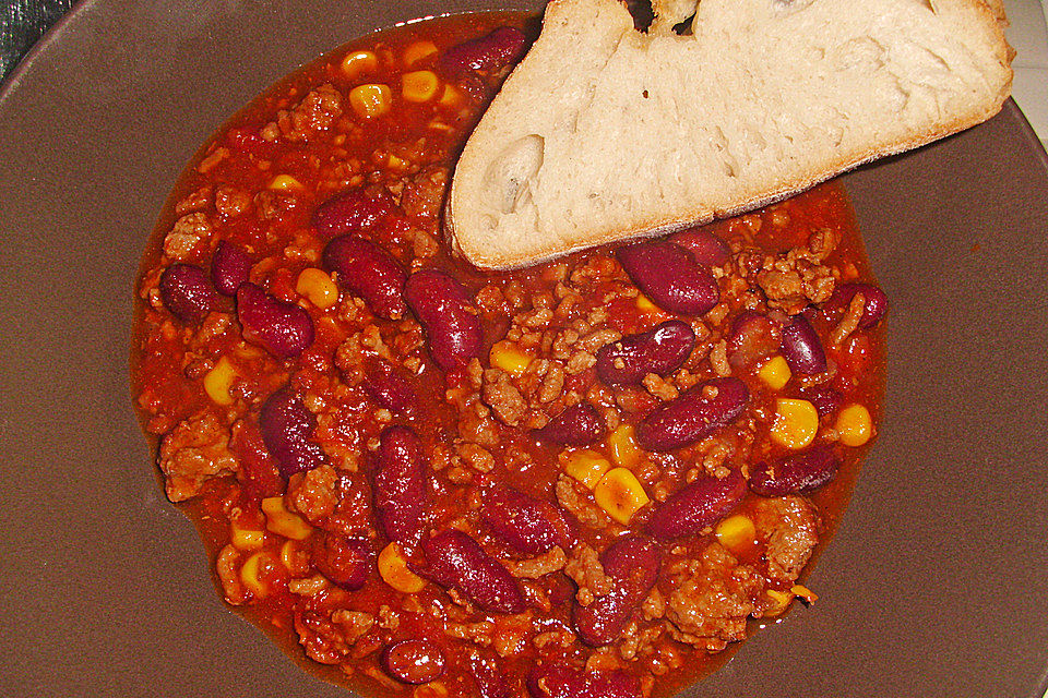 Chili con carne mit viererlei Chilisorten und Schokolade