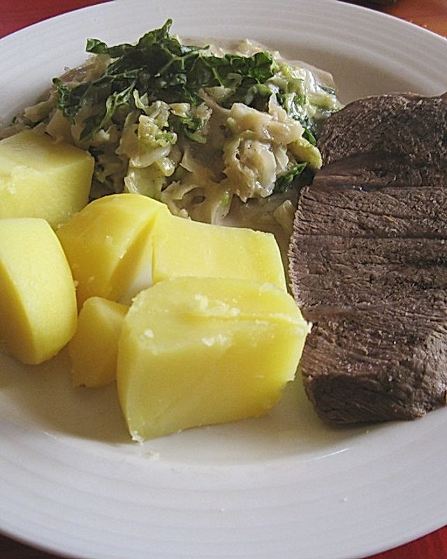 Wirsing auf Wiener Art mit gekochtem Rindfleisch und Röstkartoffeln