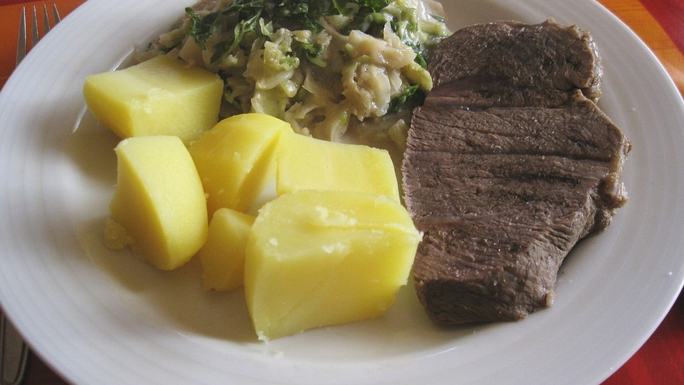 Wirsing auf Wiener Art mit gekochtem Rindfleisch und Röstkartoffeln von ... Wirsing auf Wiener Art mit gekochtem Rindfleisch und Röstkartoffeln von ...