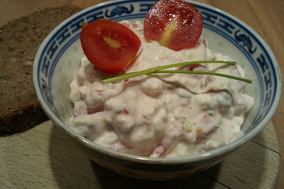 Pikante Quarkspeise mit Tomate und Hüttenkäse