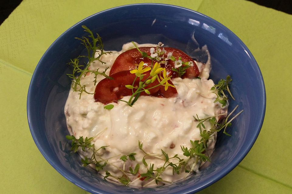 Pikante Quarkspeise mit Tomate und Hüttenkäse