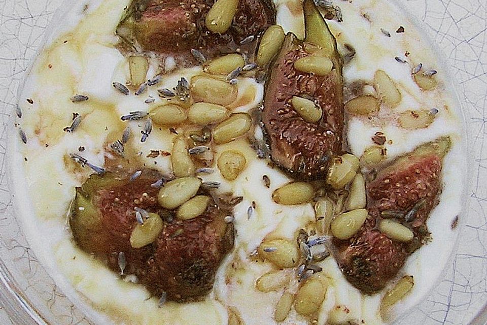 Joghurt mit Honig - Feigen, Pinienkernen und Lavendelblüten