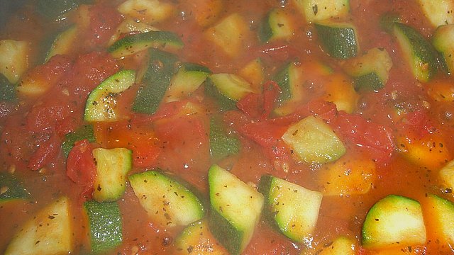 Nudeln mit Zucchini - Tomaten - Feta - Soße von Iraa Nudeln mit Zucchini - Tomaten - Feta - Soße von Iraa