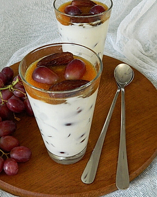 Joghurt mit Weintrauben und Datteln