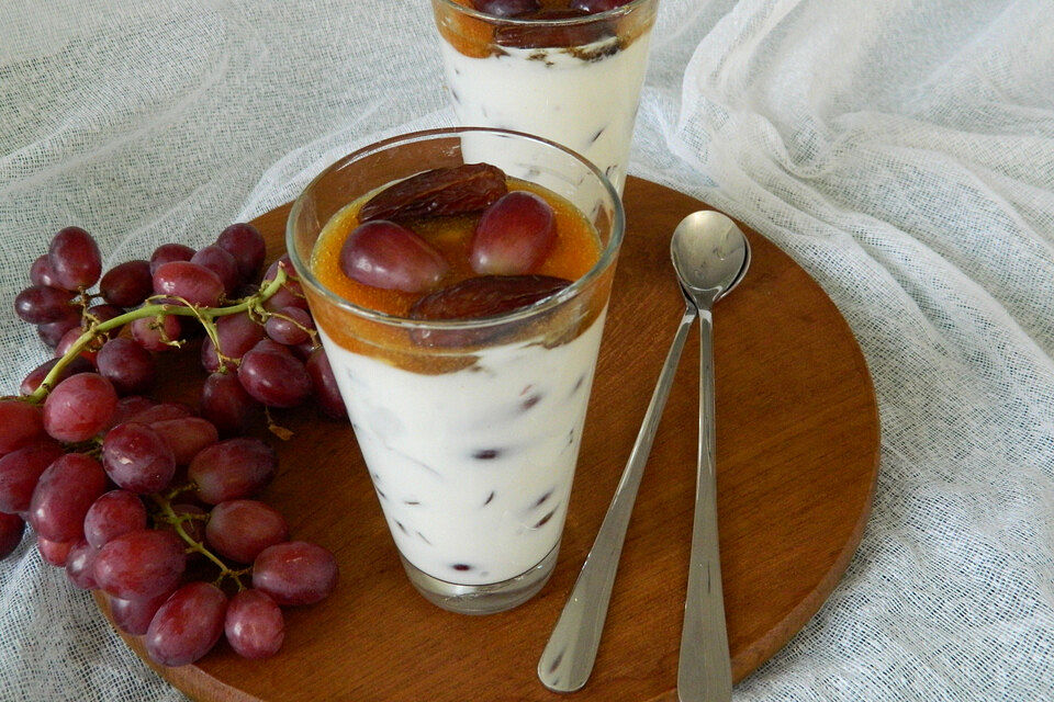 Joghurt mit Weintrauben und Datteln