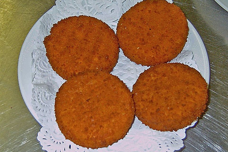 Camembert in Bierteig mit Preiselbeersahne