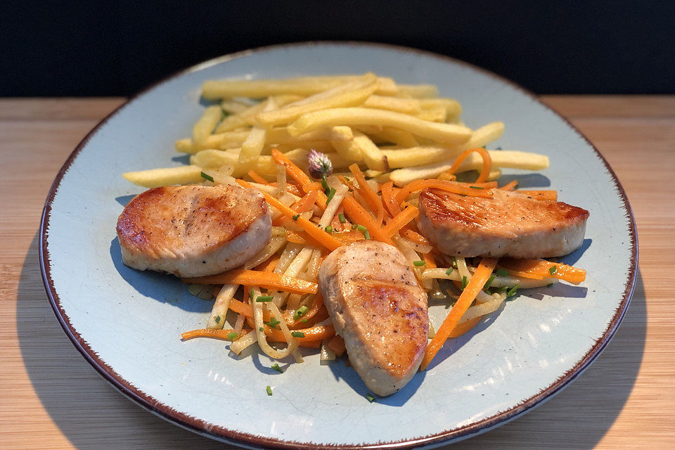 Puten-Minutensteaks auf Möhren-Kohlrabi-Julienne