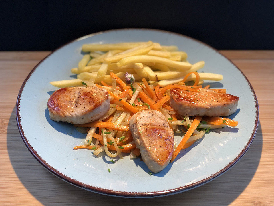 Puten-Minutensteaks auf Möhren-Kohlrabi-Julienne von schrat | Chefkoch