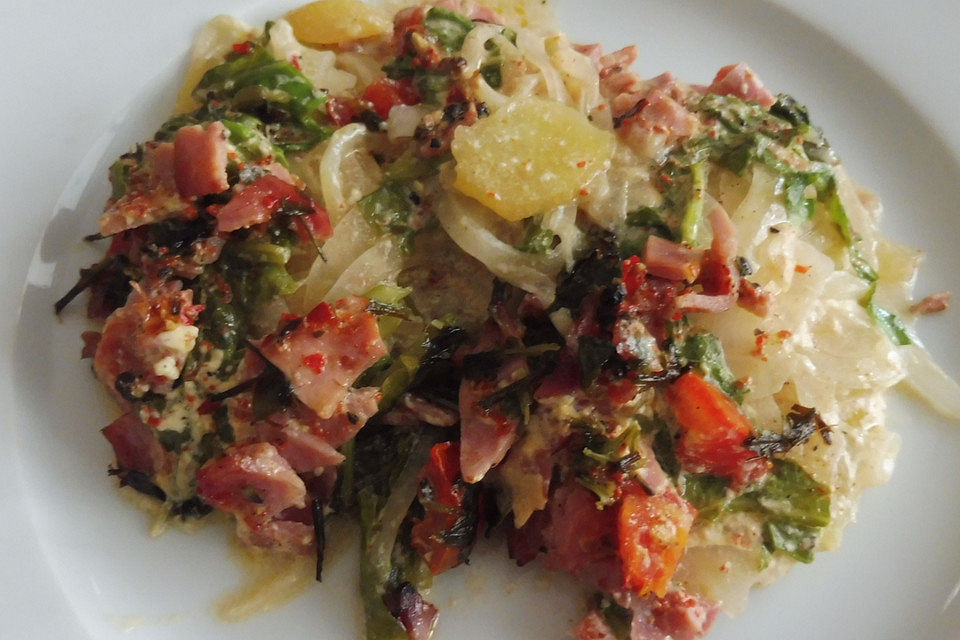 Zwiebelgratin mit Schinken und Rucola