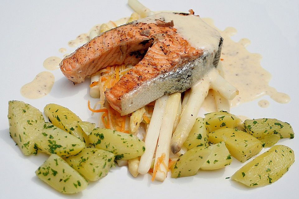 Kotelett vom Lachs auf gebratenem weißen Spargel, mit Senfsabayon nappiert