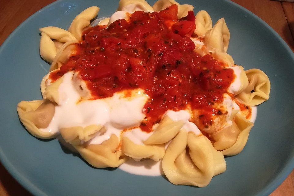 Tortellini mit Joghurtsoße türkisch-italienisch