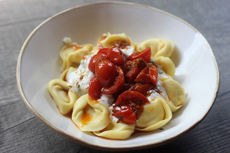 Tortellini mit Joghurtsoße türkisch-italienisch