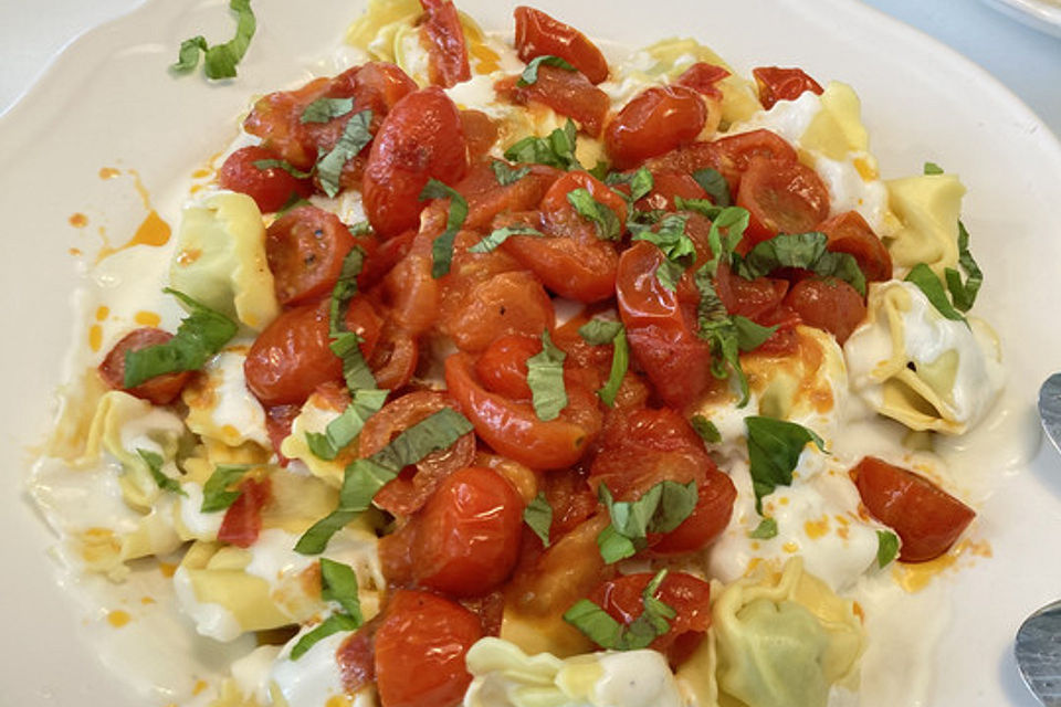 Tortellini mit Joghurtsoße türkisch-italienisch