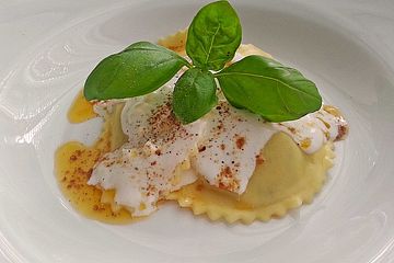 Tortellini oder Manti mit Joghurt-Butter-Paprika-Sauce