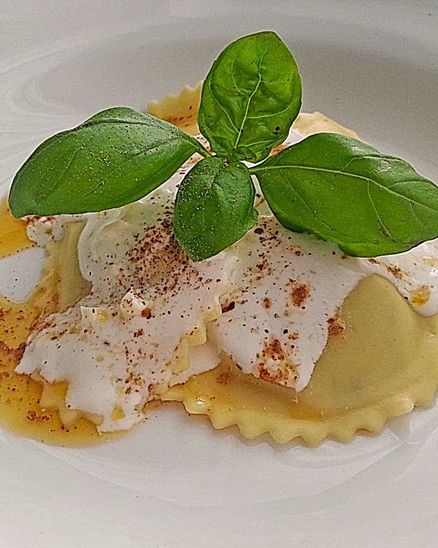 Tortellini oder Manti mit Joghurt-Butter-Paprika-Sauce