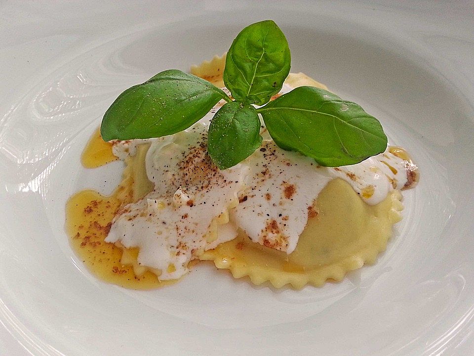 Tortellini oder Manti mit Joghurt-Butter-Paprika-Sauce von zuzuki| Chefkoch