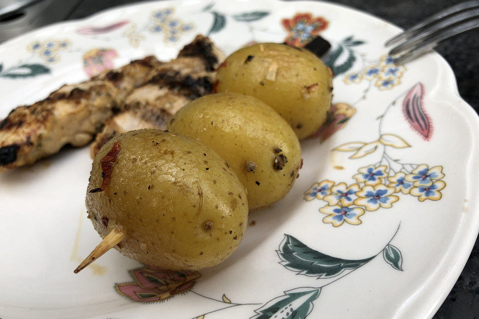 Feurige Kartoffelspieße vom Grill