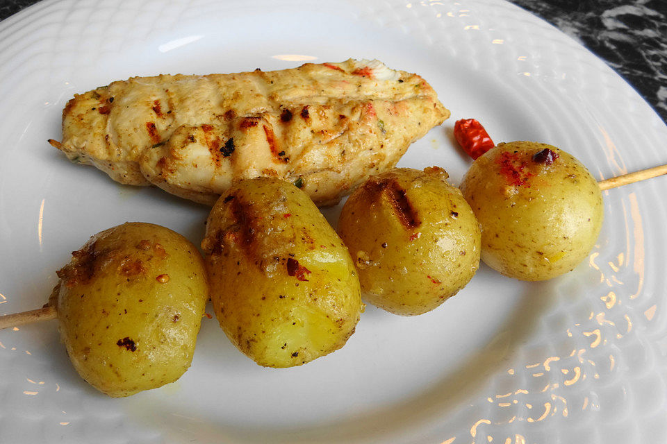 Feurige Kartoffelspieße vom Grill