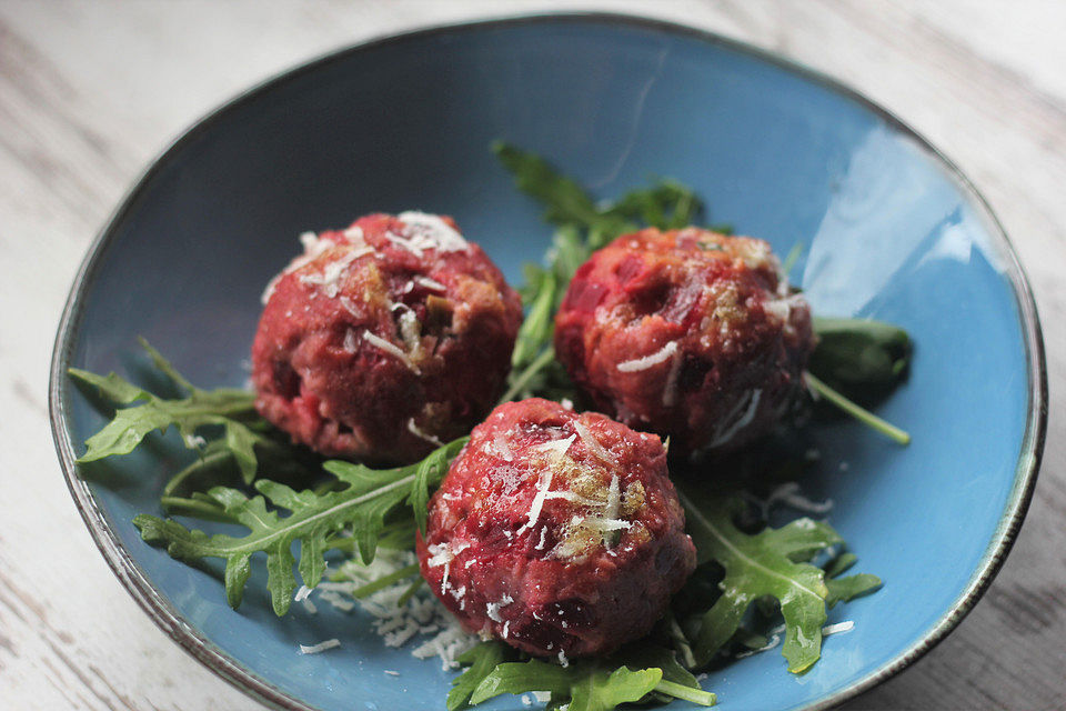 Rote Bete - Knödel mit Parmesan und gebräunter Butter