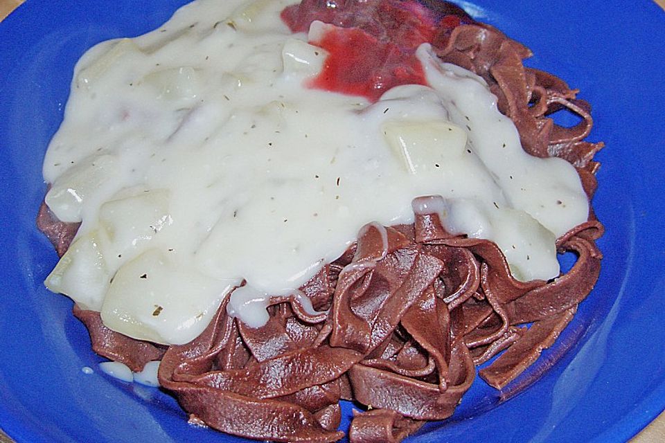 Kakaonudeln mit Gorgonzolasauce, Birnen und Preiselbeeren