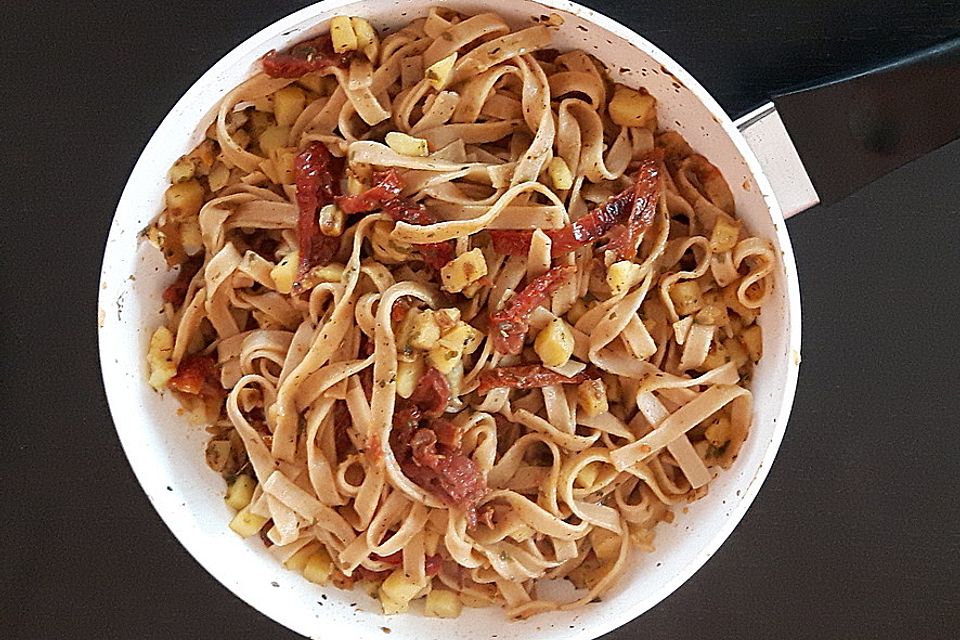 Fettucini verde mit pikanten Kartoffelwürfeln und sonnengetrockneten Tomaten