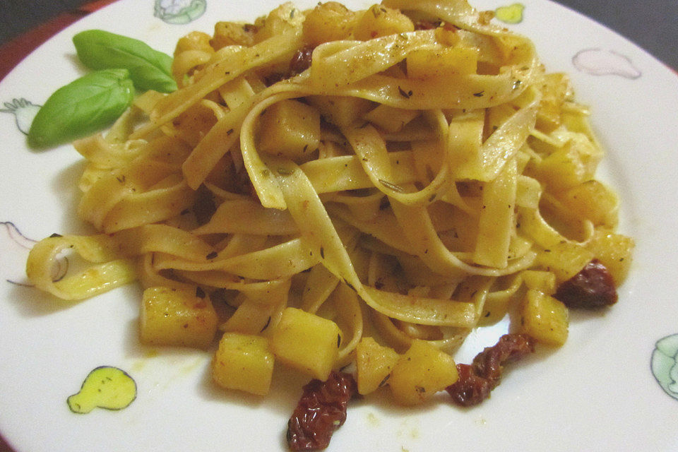 Fettucini verde mit pikanten Kartoffelwürfeln und sonnengetrockneten Tomaten