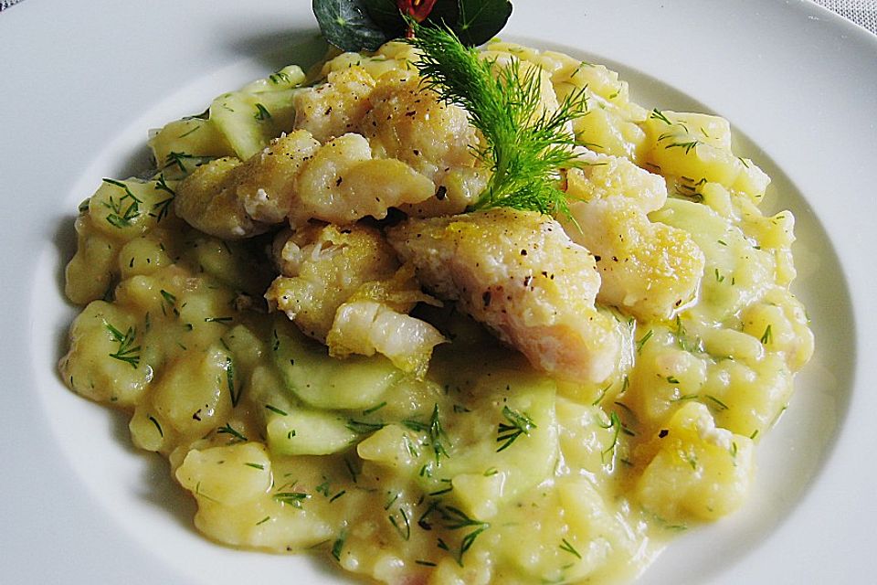 Steinbeißerbäckchen auf Kartoffel - Gurken - Salat