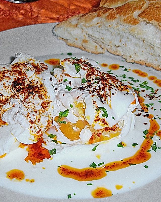 Pochierte Eier in Joghurtsauce türkische Art