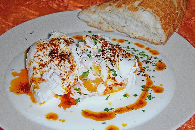 Pochierte Eier in Joghurtsauce türkische Art von IndianJenny| Chefkoch